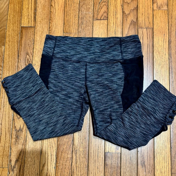 EUC Athleta Leggings Cropped, Black/Gray Stripes,Mesh &Strap Detail,Women’s M/8 - Picture 6 of 10
